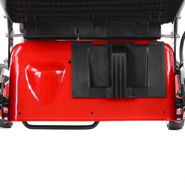 Detailansicht der Rückseite eines roten Rasenmähers mit schwarzer Abdeckklappe.