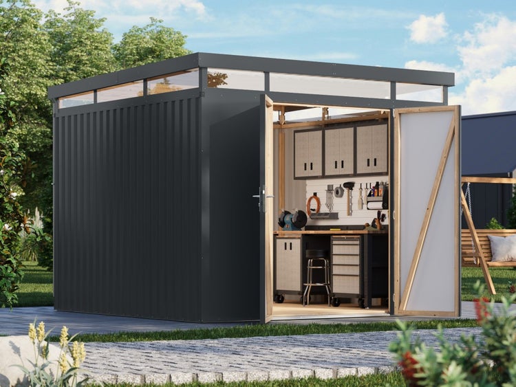 Gerätehaus aus Metall mit Pultdach, Oberlichtfenstern und geöffneten Doppeltüren, innen mit Werkbank und Werkzeugschränken ausgestattet.