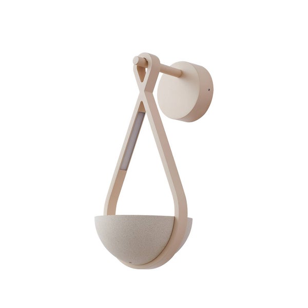 Moderne Wandleuchte mit halbkugelförmigem Schirm und tropfenförmigem Metallrahmen.