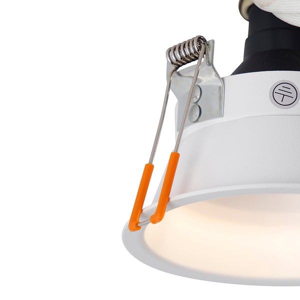 Detailansicht einer weißen LED-Einbauleuchte mit Montagefeder und Schutzerdungssymbol.
