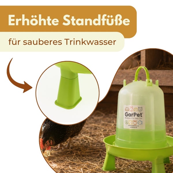 Geflügeltränke mit erhöhten Standfüßen für sauberes Trinkwasser, Kunststoff, GarPet Logo, Huhn auf Stroh.