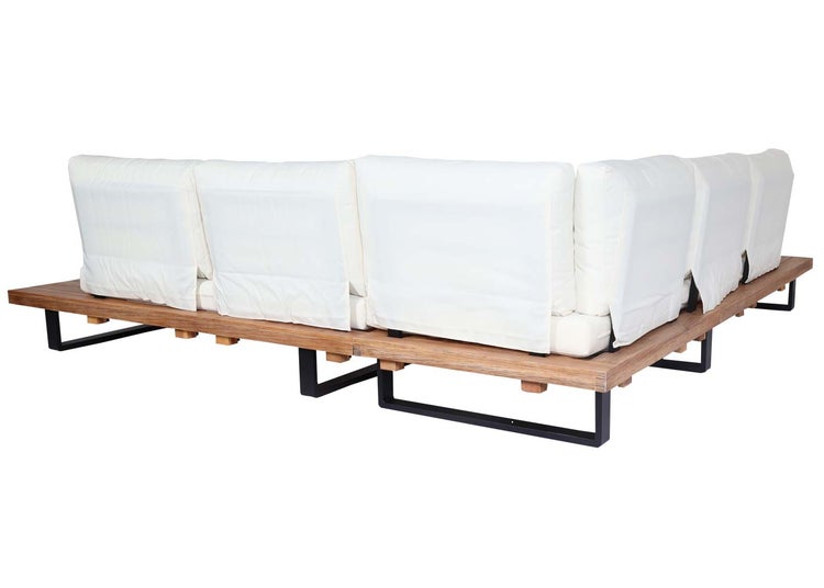 Rückansicht eines Eck-Lounge-Sofas mit Holzgestell, schwarzen Metallfüßen und weißen Rückenkissen.