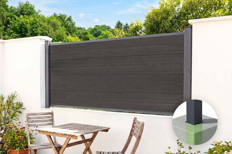 Sichtschutzzaun aus horizontalen Paneelen in Anthrazit auf einer weißen Gartenmauer mit Holzsitzecke und Detail der Pfostenmontage.