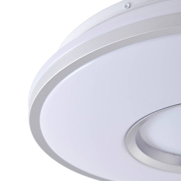 Runde LED-Deckenleuchte mit silbernem Dekorring und weißer Kunststoffabdeckung.