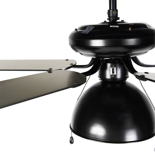 Deckenventilator mit Beleuchtung und Zugschalter in einem modernen Industriedesign