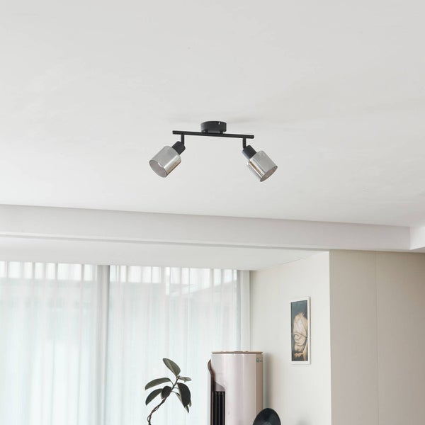 Deckenleuchte mit zwei Strahlern in einem hellen Raum