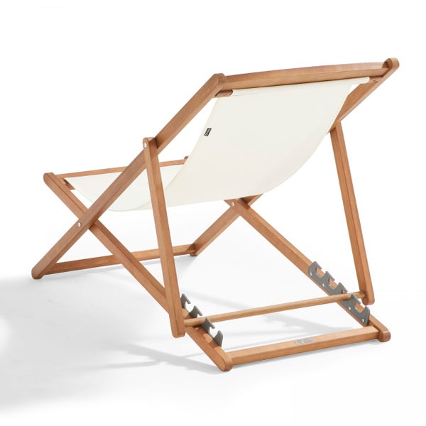 Klappbarer Liegestuhl aus Holz mit hellem Textilbezug und mehrstufig verstellbarer Rückenlehne für Garten oder Balkon.