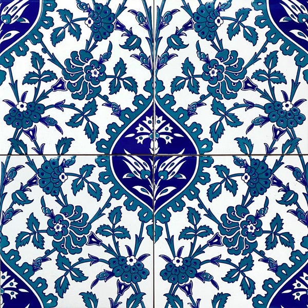 Keramikfliesen mit floralem Muster