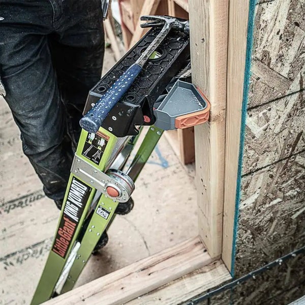 Little Giant King Kombo Mehrzweckleiter mit Ablagefunktion an einem Holzrahmen auf einer Baustelle.