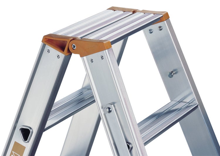 Layher Aluminium Stufenstehleiter mit stabiler Plattform und profilierten Stufen fuer sicheren Stand bei Arbeiten in der Hoehe.