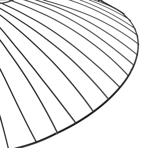 Detailaufnahme eines runden, schwarzen Lampenschirms aus Metalldraht.