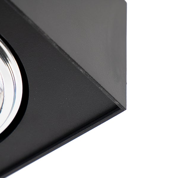 Detailaufnahme einer schwarzen Deckenleuchte mit einem Leuchtmittel