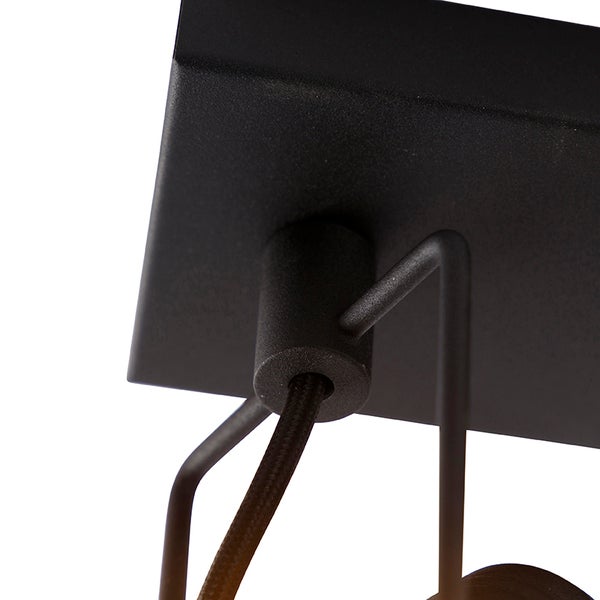 Detailaufnahme einer Deckenleuchte mit Kabel