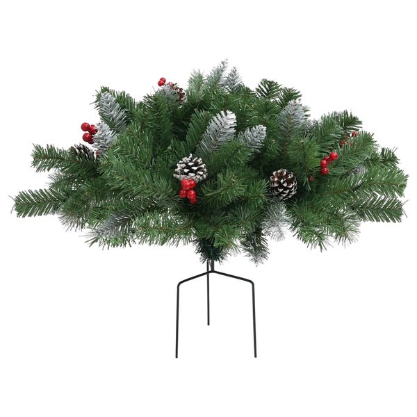 Weihnachtsgrabschmuck mit Tannenzweigen, Zapfen und Beeren auf einem Metallständer.