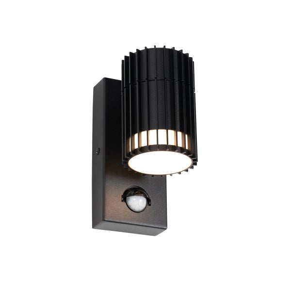 Schwarze Außenwandleuchte mit Bewegungsmelder und integrierter Lichtquelle.