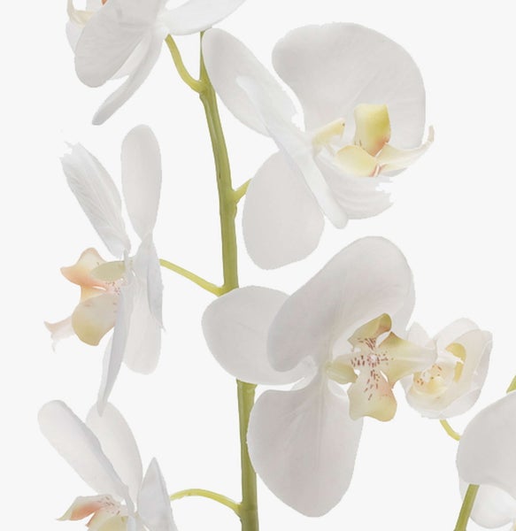Kunstblumenstrauß mit vielfältigen Blüten und grünem Blattwerk in einer schlichten grünen Vase.