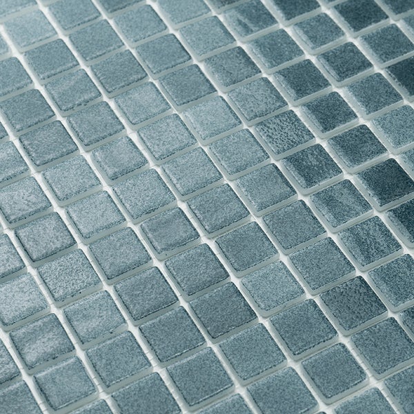 Quadratisches Mosaik mit strukturierter Oberfläche in einem Mosaikfliesen Netzverbund für Wand und Bodenbeläge