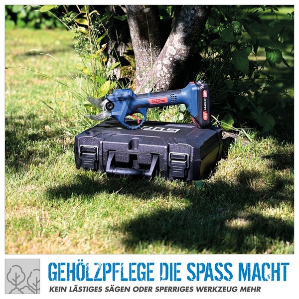 Güde Akku-Astschere auf einem Transportkoffer im Garten für die Gehölzpflege.