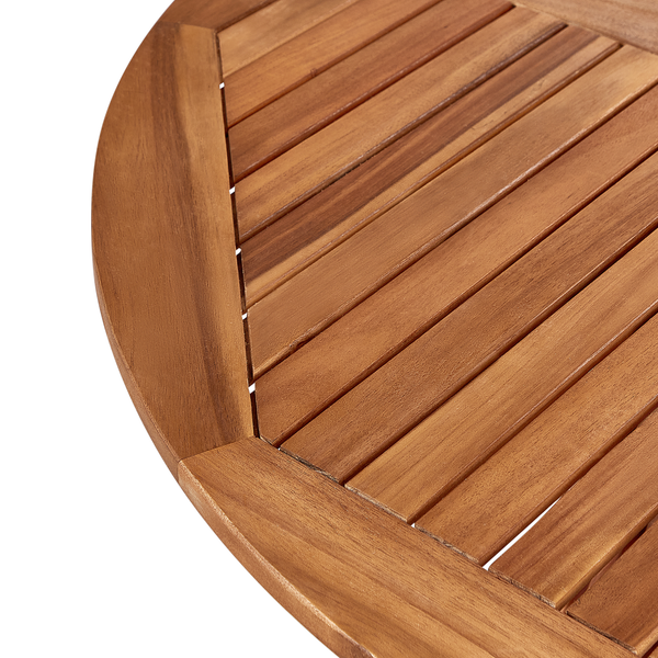 Detailansicht einer runden Tischplatte aus Holzlamellen für den Garten.