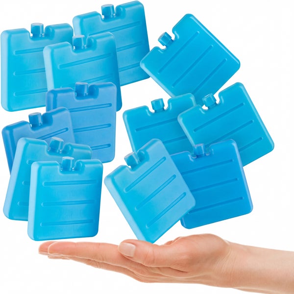 Mehrere flache, blaue Kühlakkus aus Kunststoff über einer Hand.