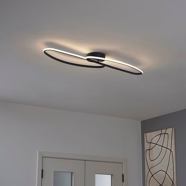 Schlafzimmer mit moderner LED Deckenleuchte mit zwei Ringen