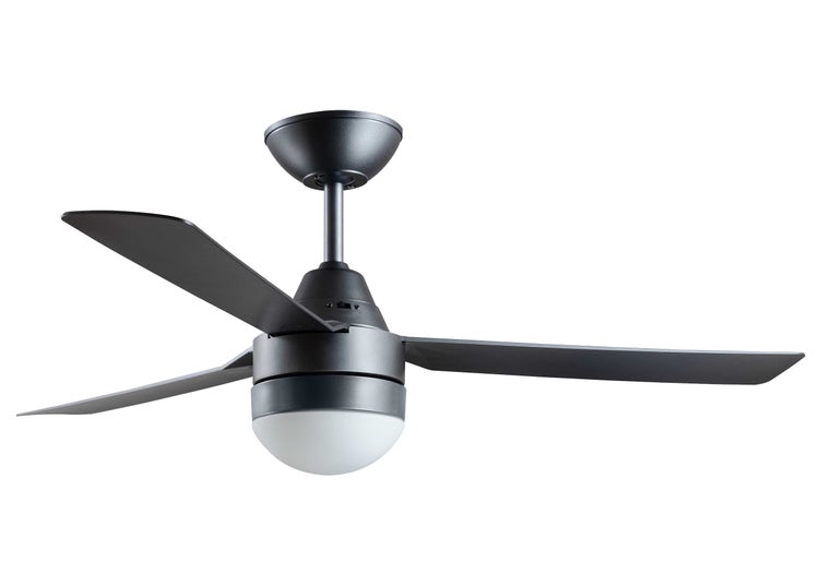 Schwarzer Deckenventilator mit drei Flügeln und runder Leuchte aus weißem Glas.