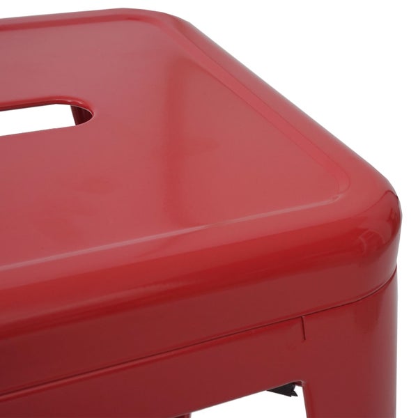 Detailansicht eines roten Metallhockers.