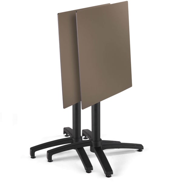 Zwei Bistrotische mit klappbarer quadratischer Tischplatte in Taupe und schwarzem Metallgestell.