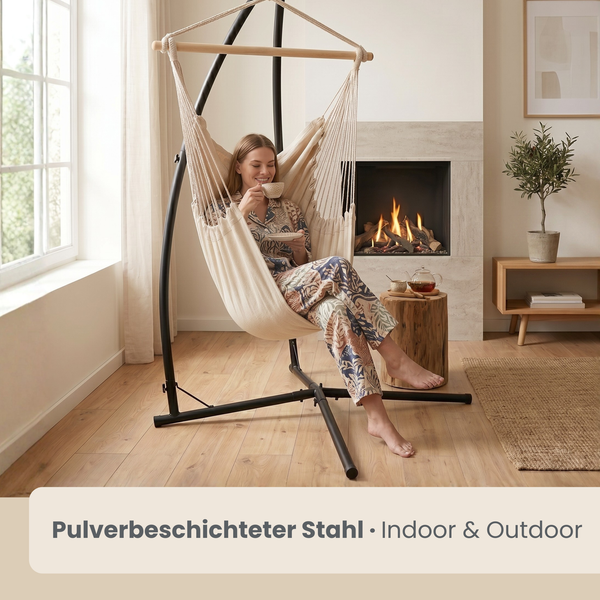 Hängesessel mit Gestell aus pulverbeschichtetem Stahl für innen und außen, in einem Wohnzimmer mit Kamin und Parkettboden.