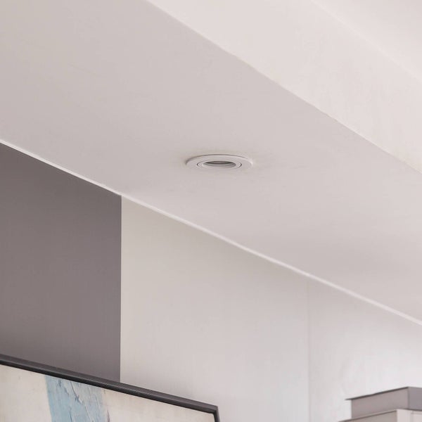 Einbaustrahler in weißer Zimmerdecke montiert.