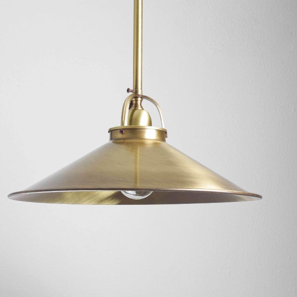 Hängelampe mit konischem Lampenschirm