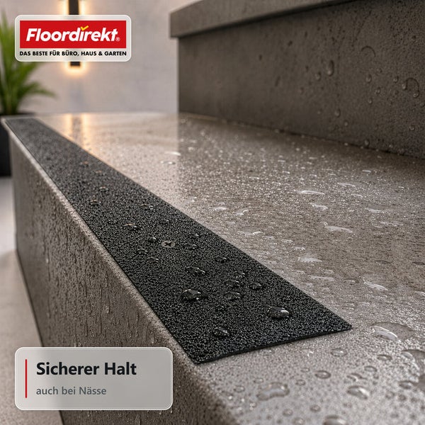 Antirutschbelag auf einer Steintreppe mit Wassertropfen und Floordirekt Logo, sorgt für sicheren Halt bei Nässe.