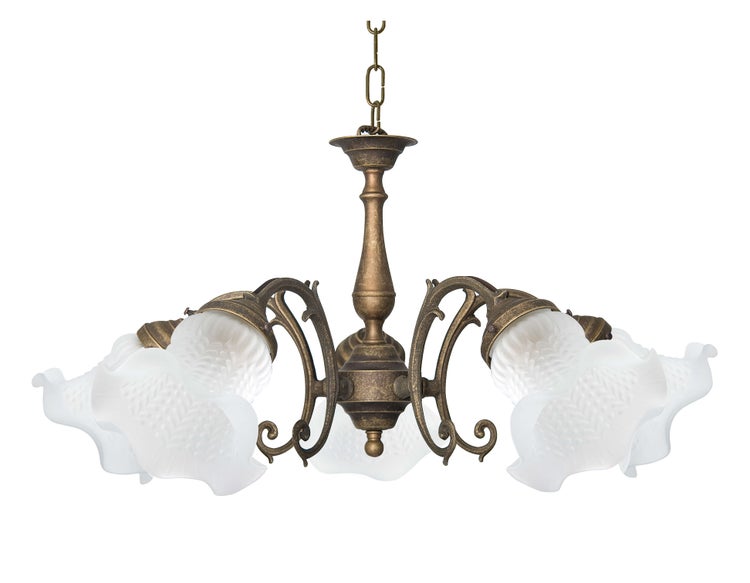 Deckenleuchte mit fünf Lampen und floralen Lampenschirmen