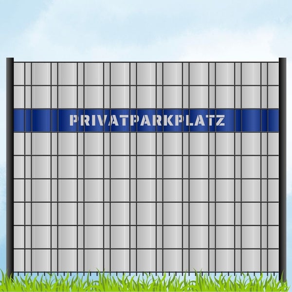 Zaunblende mit der Aufschrift Privatparkplatz