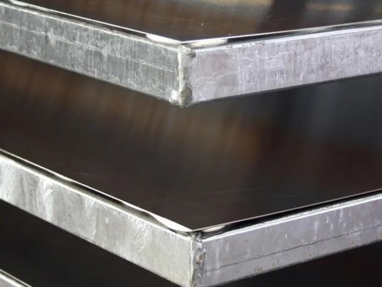 Nahaufnahme von gestapelten verzinkten Metallrahmen mit Einlegeböden.