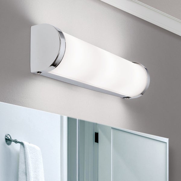 Moderne LED Spiegelleuchte in länglicher Form mit verchromter Halterung und satiniertem Glas für eine gleichmäßige Ausleuchtung im Badezimmer.