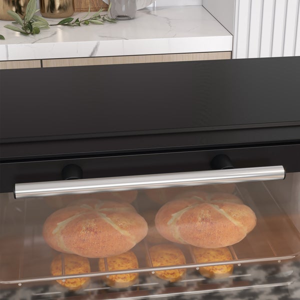 Nahaufnahme eines schwarzen Einbaubackofens mit Edelstahlgriff, in dem Brot auf einem Rost gebacken wird.