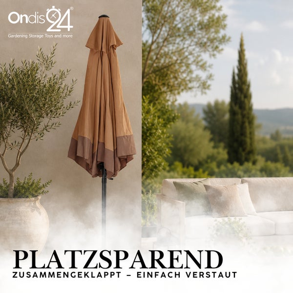 Ondis 24 Logo, platzsparend zusammengeklappter brauner Sonnenschirm auf einer Terrasse neben einem Olivenbaum im Topf und Gartenmöbeln.