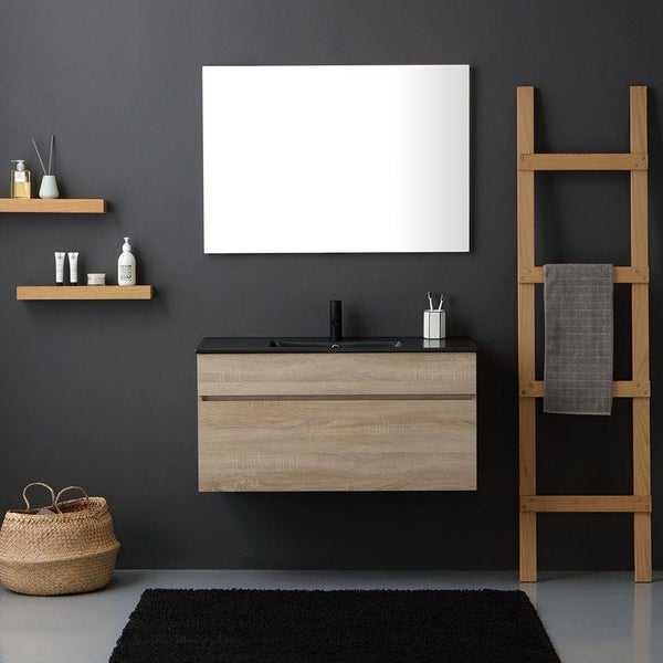 Modernes Badezimmer mit wandhängendem Waschbeckenunterschrank in Holzoptik, schwarzem Waschbecken, rechteckigem Spiegel und Holzhängeleiter.