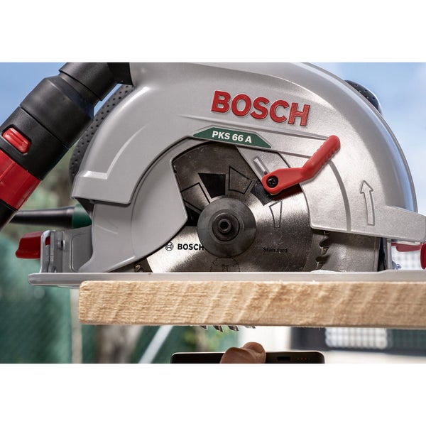 Bosch Kreissäge PKS 66 A beim Schneiden von Holz