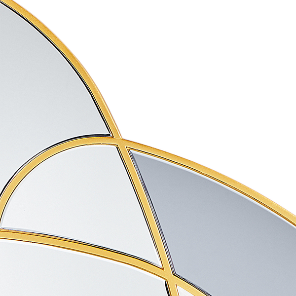 Nahaufnahme eines Wandspiegels mit goldfarbenem Metallrahmen und geometrischem Muster aus mehreren Spiegelsegmenten.