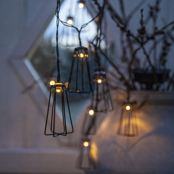 Dekorative Lichterkette mit Lampen in Käfigform