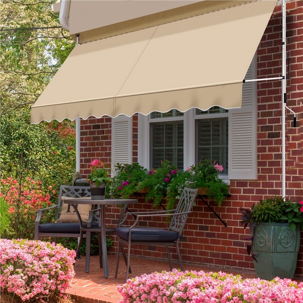 Szene mit einer Markise über einer Terrasse mit Tisch und Stühlen