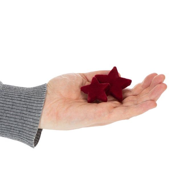 Zwei kleine weinrote dekorative Sterne aus Samt auf einer Handfläche zur Veranschaulichung der Größe.