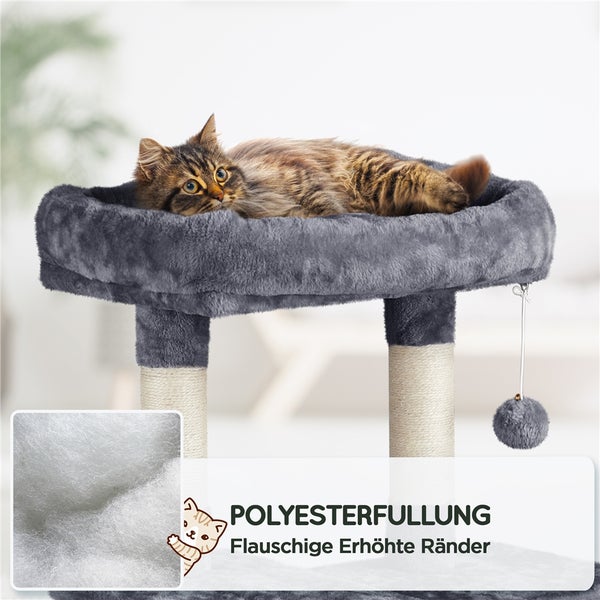 Katze liegt auf einem Kratzbaum mit Liegefläche und Sisalstämmen