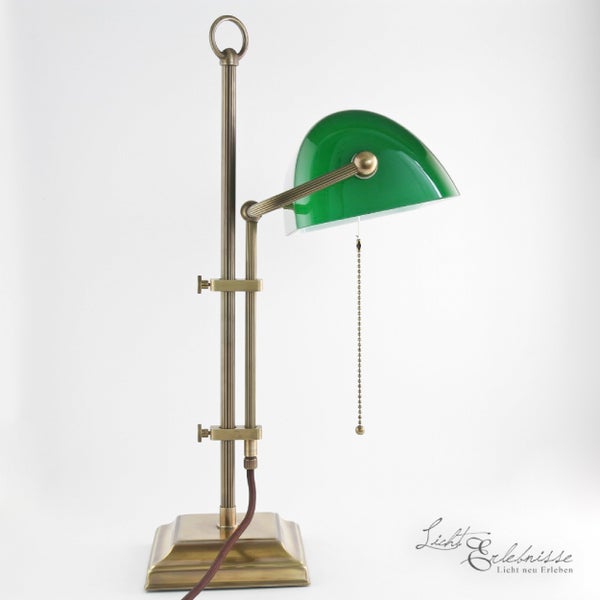 Tischleuchte im Banker-Stil mit grünem Glasschirm und Zugschalter