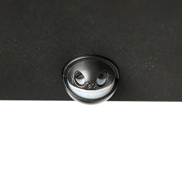 Detailaufnahme eines integrierten Bewegungsmelders an einer Leuchte.