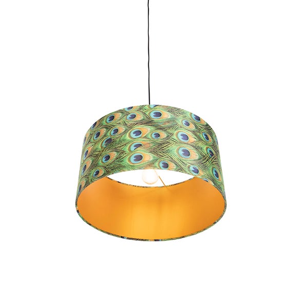 Pendelleuchte mit Lampenschirm im Pfauenfeder-Design und goldfarbener Innenseite.
