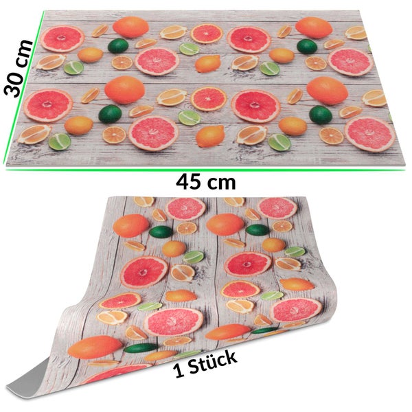 Platzset mit Zitrusfrüchten wie Orangen, Limetten und Grapefruits auf grauem Holzdekor, 30 Zentimeter mal 45 Zentimeter, ein Stück.