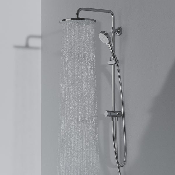 Brausegarnitur mit Kopf- und Handbrause im Betrieb